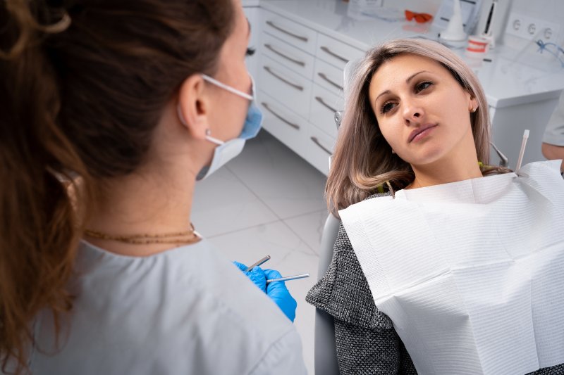 woman visiting the emergency dentist
